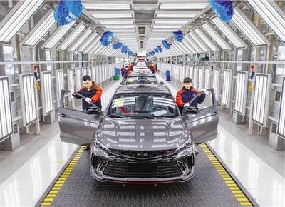 吉利汽車未來(lái)工廠湖州長(zhǎng)興基地內(nèi),技術(shù)人員正在趕制汽車訂單產(chǎn)品。該基地是